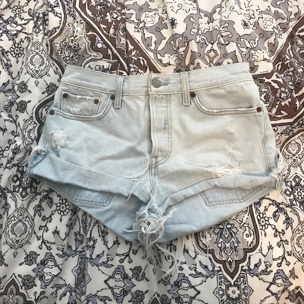 Levi’s distresses shorts